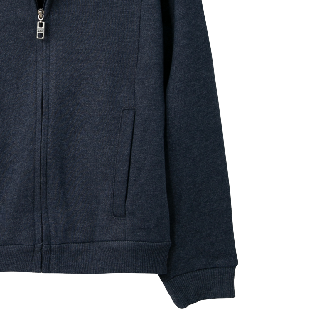 Detailaufnahme der Tasche des dunkelblauen Baumwollfleece-Hoodies für Jungen