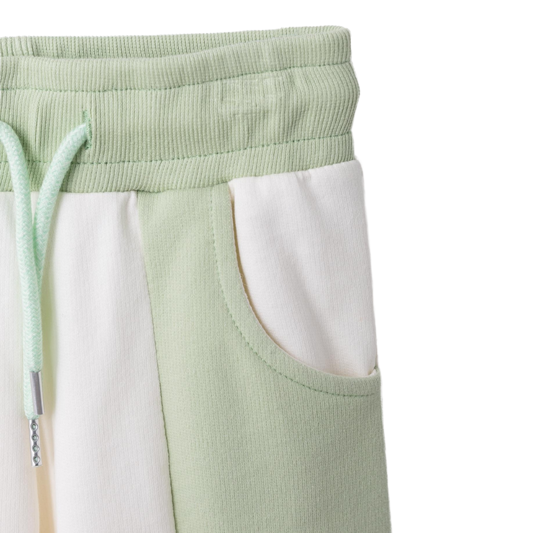 Nahaufnahme der praktischen Taschen und des Kordelzugs am farbenfrohen Jogger