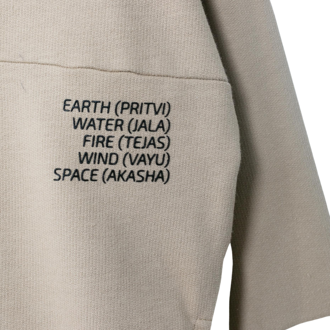 Nahaufnahme des Drucks auf dem elfenbeinfarbenen Hoodie