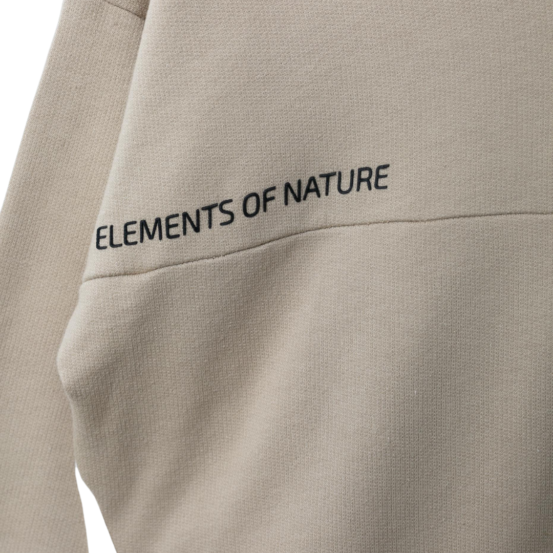Nahaufnahme des Drucks auf dem elfenbeinfarbenen Hoodie