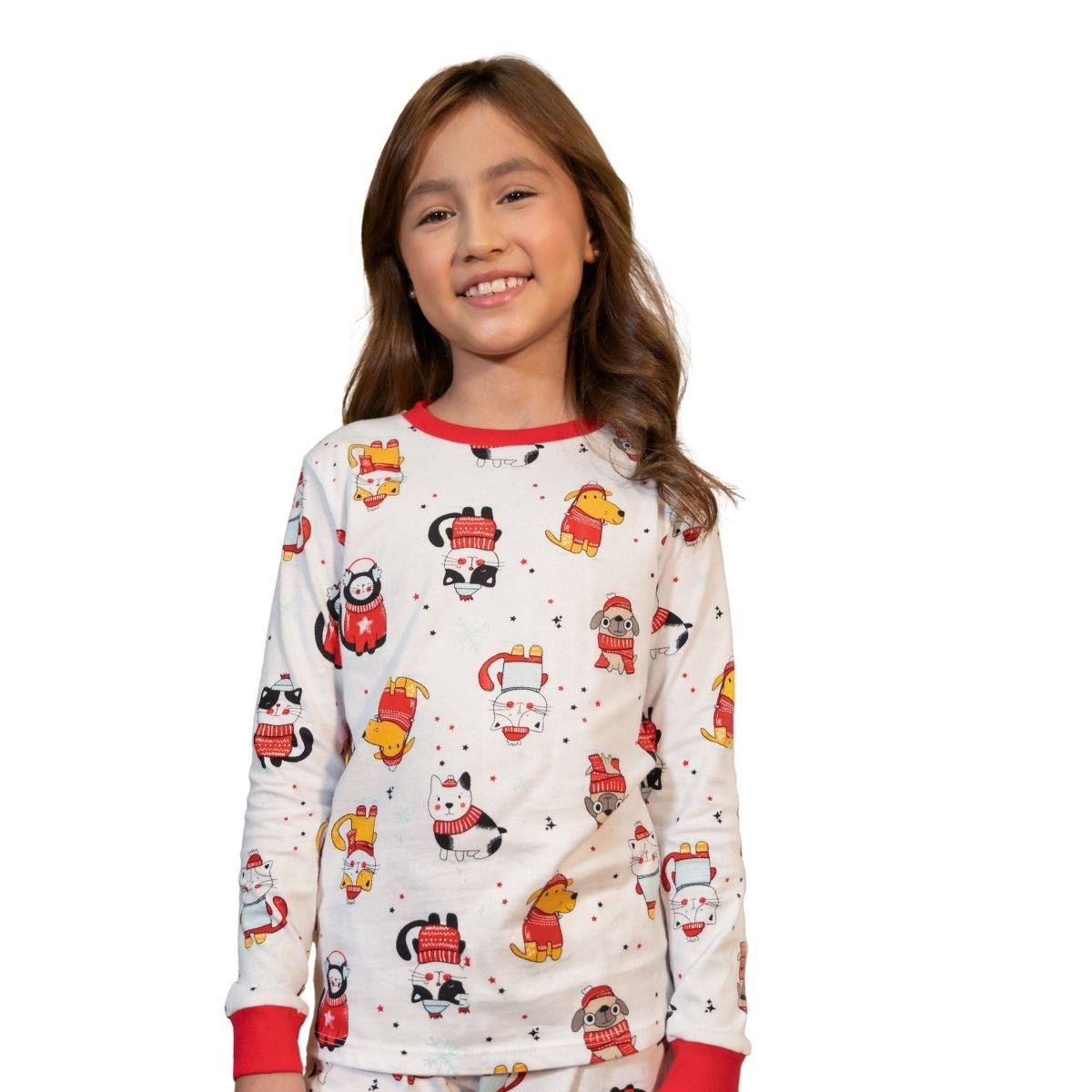 Kind trägt Unisex-Weihnachtspyjama „Weihnachtszauber“ beim Spielen, weiche, hautfreundliche Baumwolle