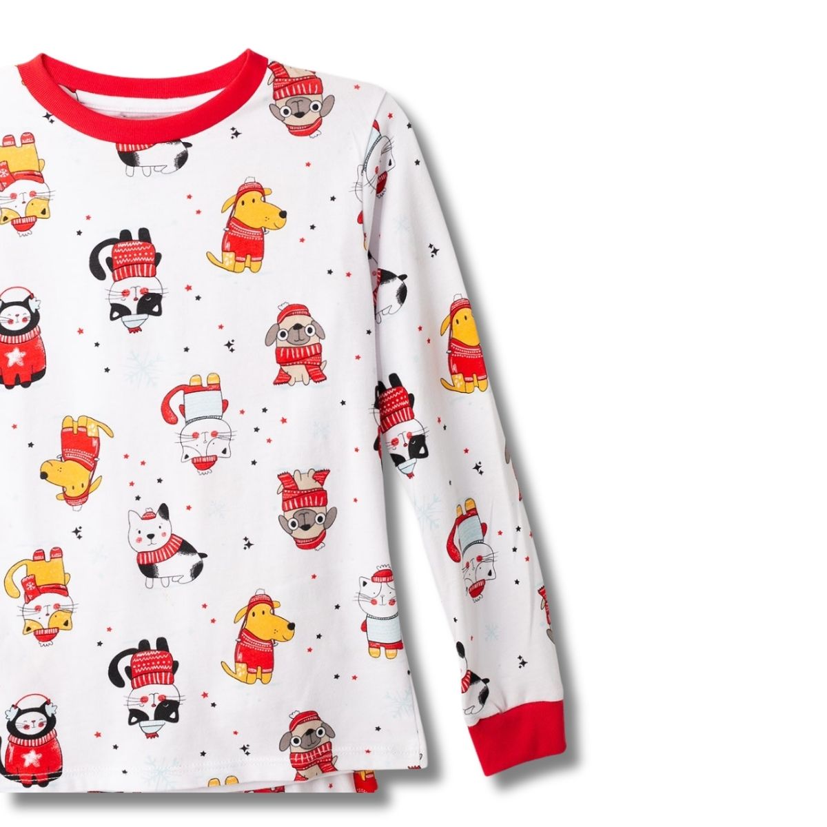 Nahaufnahme des Oberteils des Unisex-Weihnachtspyjamas für Kinder mit weichem, chemiefreiem Weihnachtsmotiv