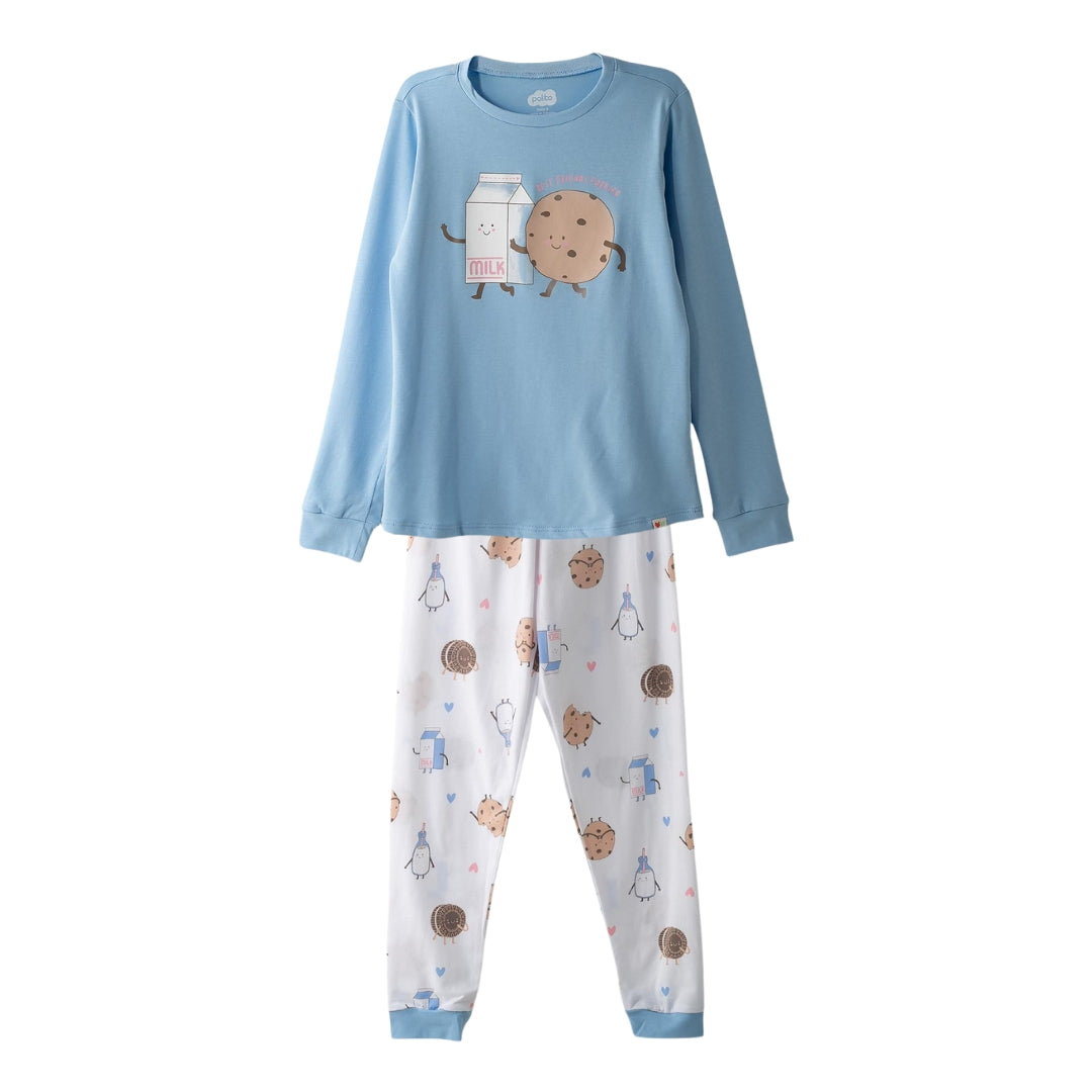 Kinder-Schlafanzug mit Keks-und-Milch-Motiv auf einem blauen Langarmshirt und einer weißen Hose