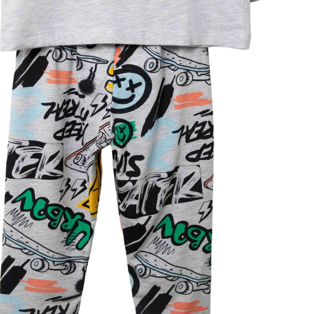 Detailansicht der Hose mit buntem Allover-Graffiti-Print