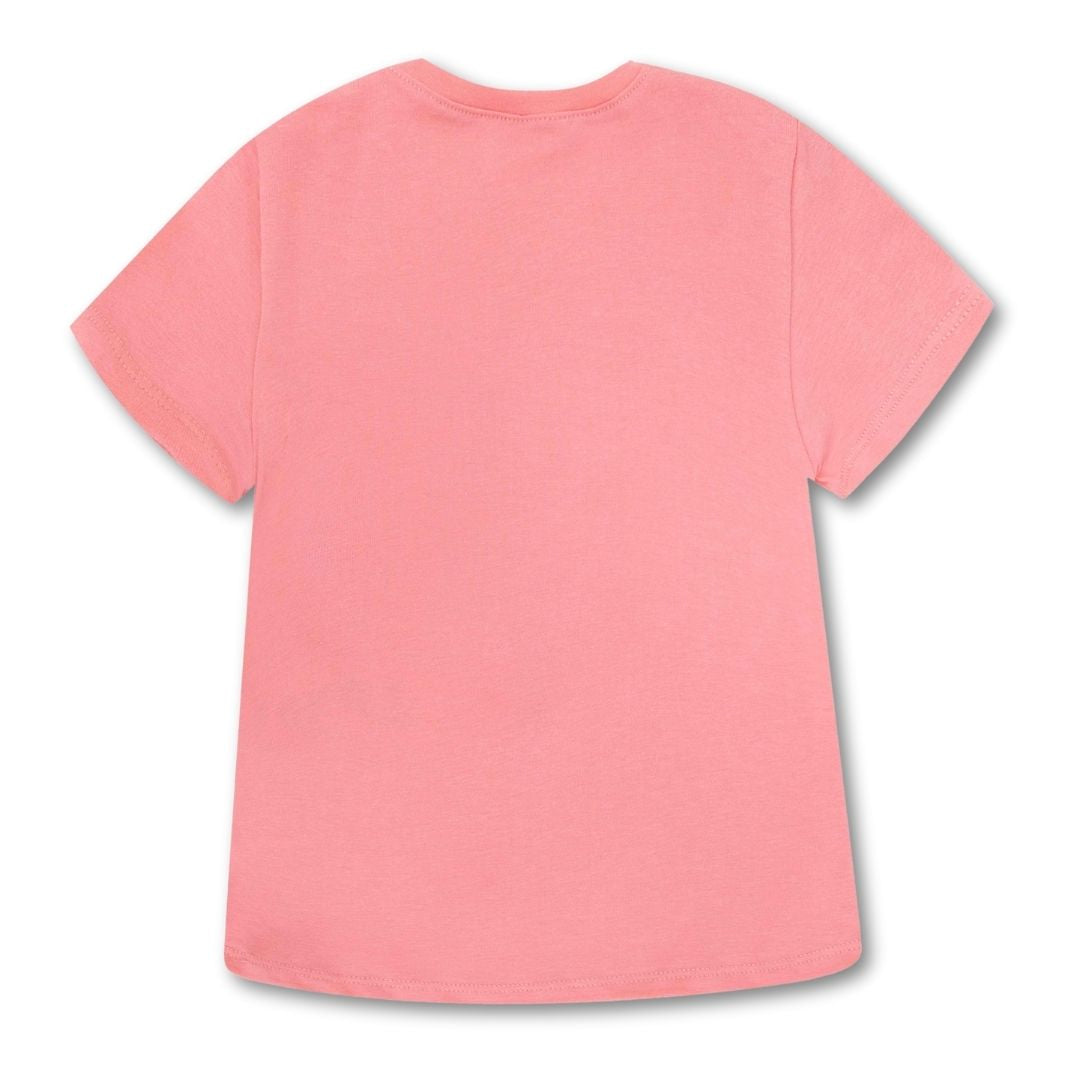 Rückenansicht des lachsrosa Kurzarm T-Shirts mit floralem Muster und liebevollen Details.