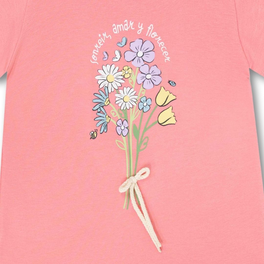 Nahaufnahme der 3D-Applikation mit Zugband am Blumenstrauß auf dem T-Shirt.