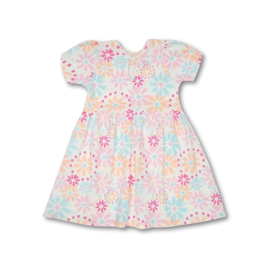Rückansicht des Baby-Mädchen-Kleids mit praktischer Öffnung und Knopfverschluss.