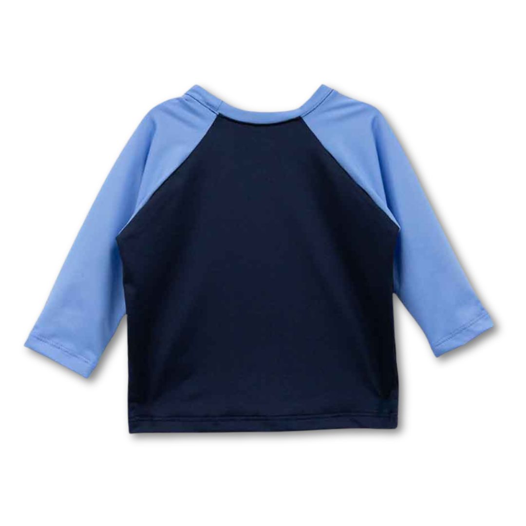 Rückansicht des blauen Langarm-Badeshirts mit Fisch-Print für Babys – bequem und farbenfroh.