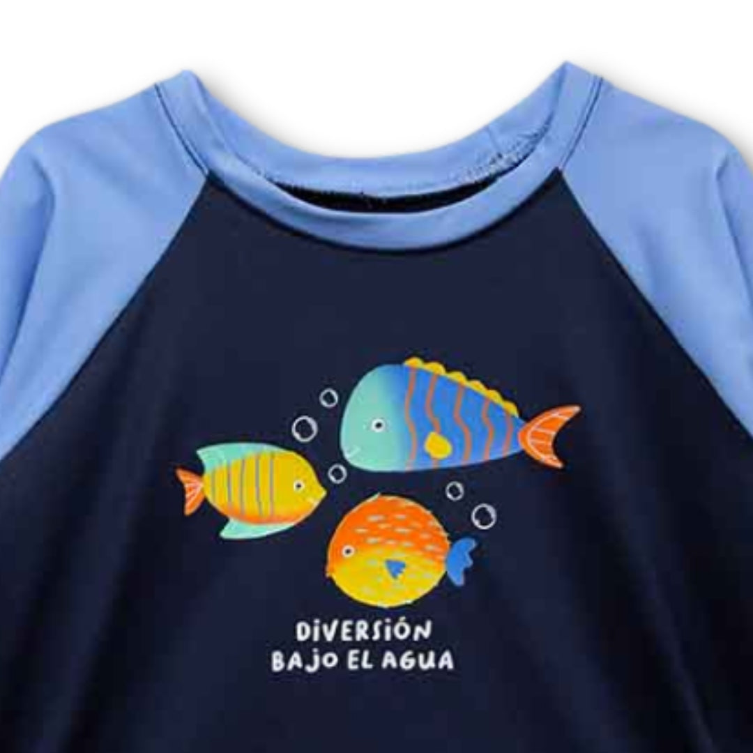 Nahaufnahme des Fisch-Prints und des Spruchs auf dem elastischen Baby-Badeshirt.