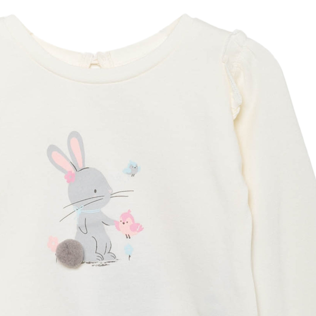 Nahaufnahme des Langarm T-Shirts für Baby mit detailgetreuem Hasenmotiv und verspielten Rüschendetails an den Ärmelbündchen