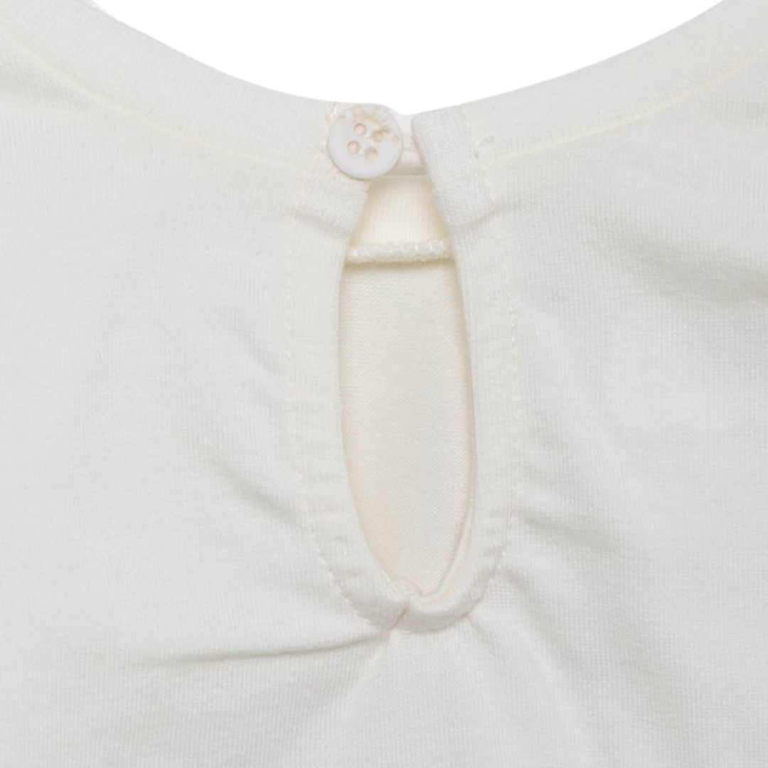 Nahaufnahme des praktischen Knopfverschlusses am Rücken des Langarm T-Shirts für Baby für einfaches An- und Ausziehen.