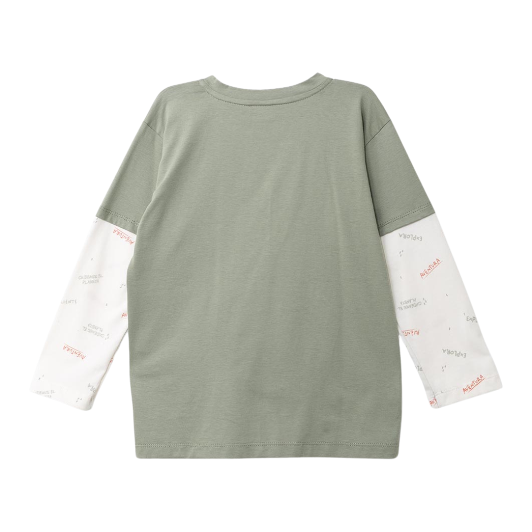 Rückseite des zweifarbigen Langarmshirts für Jungen – aus reiner Baumwolle für maximalen Komfort.