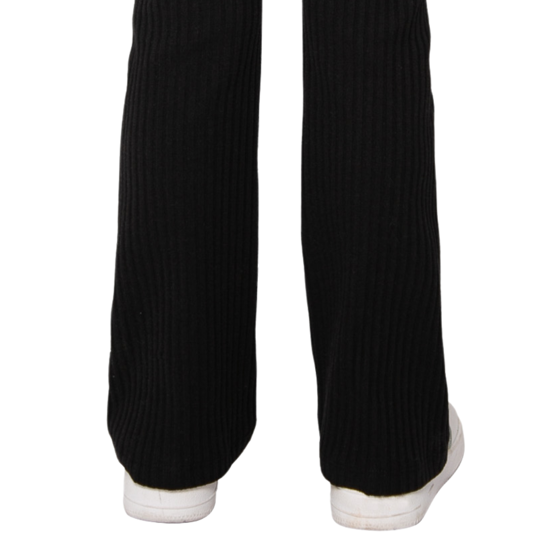 Detailaufnahme der schwarzen Rippstrick-Leggings – bequem und weich