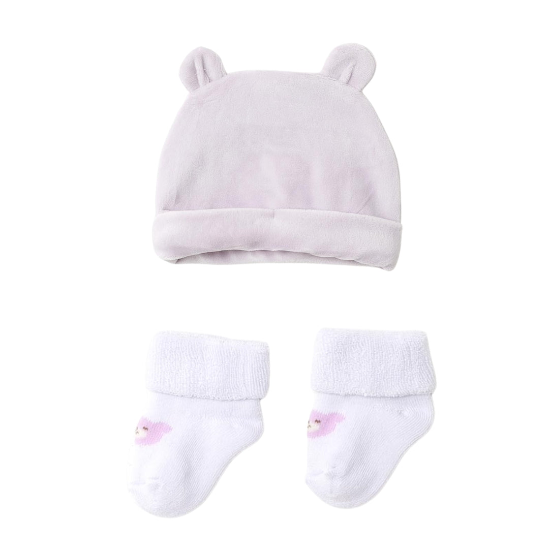 Mütze und Socken im Lila Baby Set für Neugeborene – warm und weich.