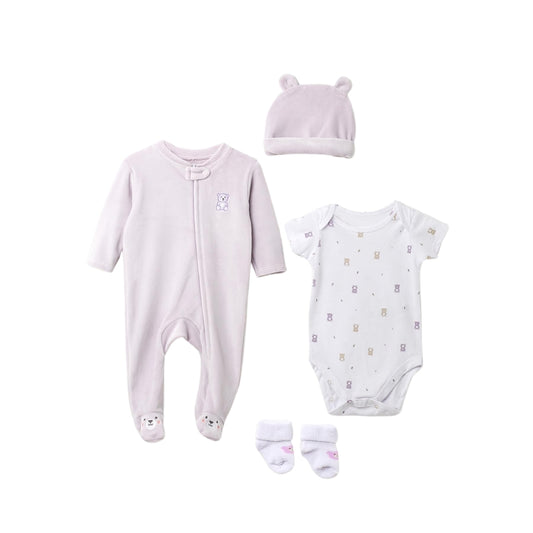 Lila Baby Set für Neugeborene – Frontansicht mit kuscheligem Velvet Strampler, Body mit Bären-Motiv, Mütze und Socken.
