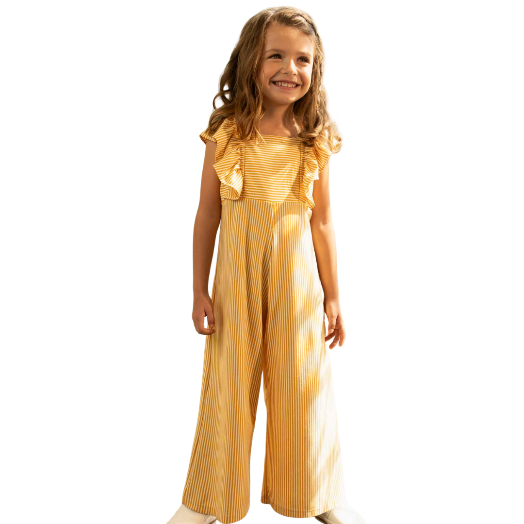Fröhliches Mädchen im gelb-weiß gestreiften Jumpsuit mit kurzen Ärmeln – ideal für warme Tage und spielerische Abenteuer.
