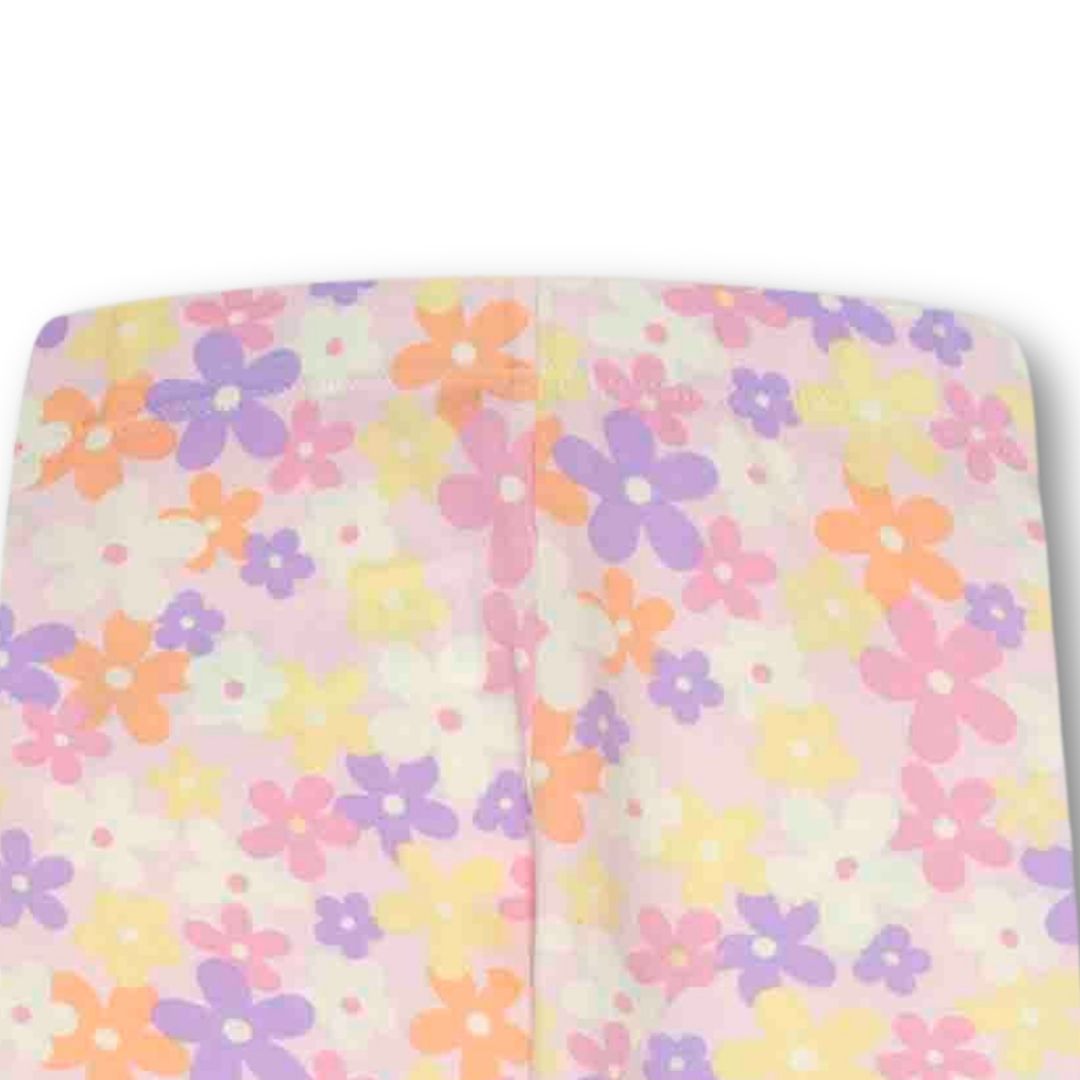 Nahaufnahme des bunten Blumenmusters und des elastischen Bundes der Leggings.