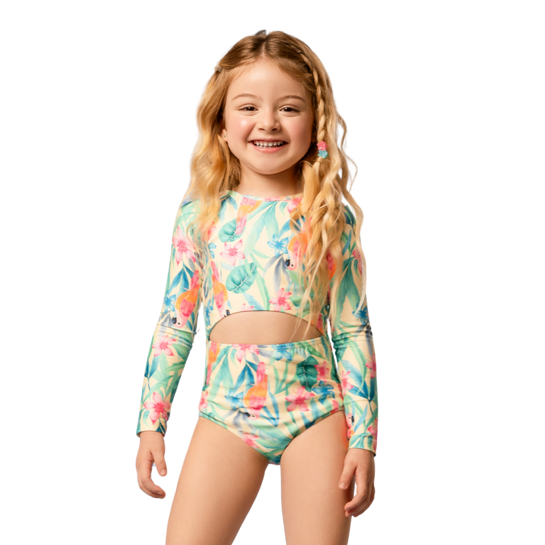 Mädchen modelt bunten Langarm-Badeanzug mit Papagei-Print – ideal für sonnige Tage am Wasser