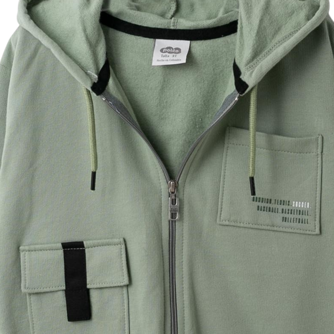 Verspielter Druck auf der Tasche und verstellbare Kapuze des grünen Zip-up Hoodies.