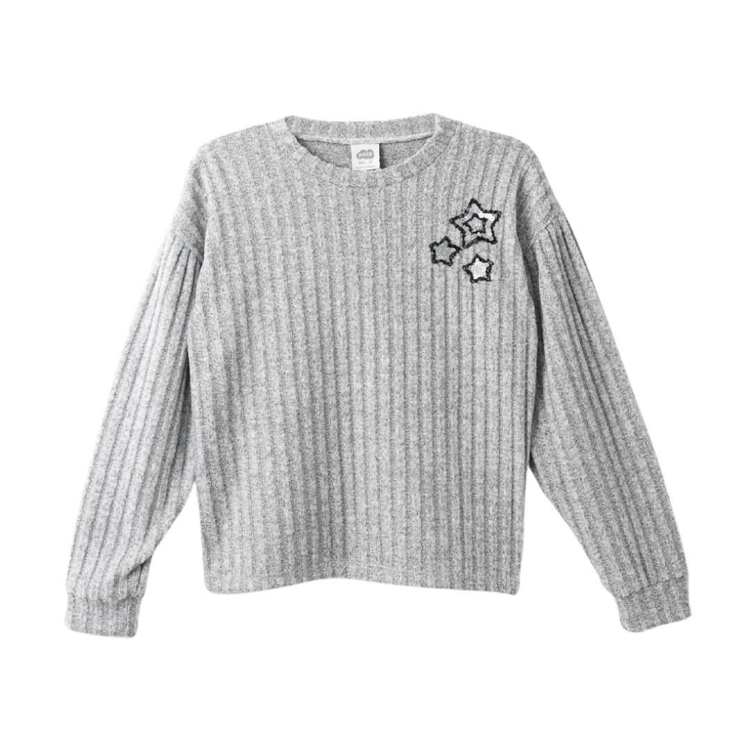 Grauer Mädchenpullover mit Pailletten-Sternen, flach liegend von vorne
