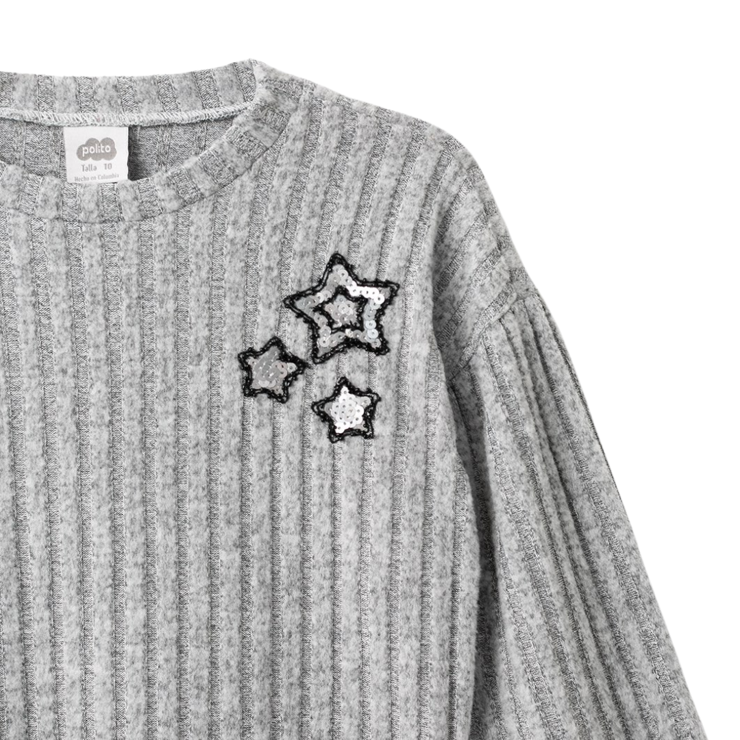 Nahaufnahme der glänzenden Pailletten-Sterne auf dem grauen Pullover