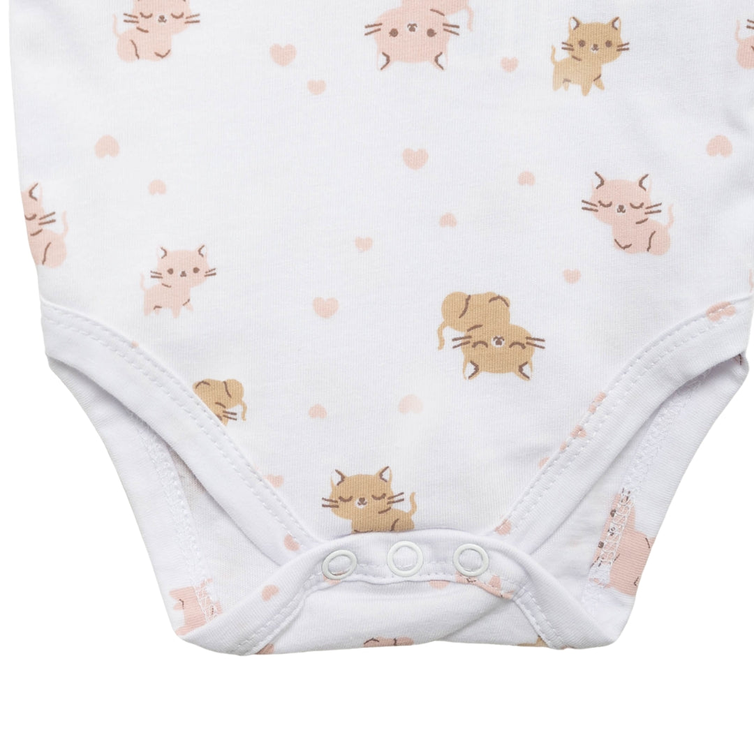 Weicher Body in Rosa mit niedlichem Katzen-Motiv für Neugeborene.
