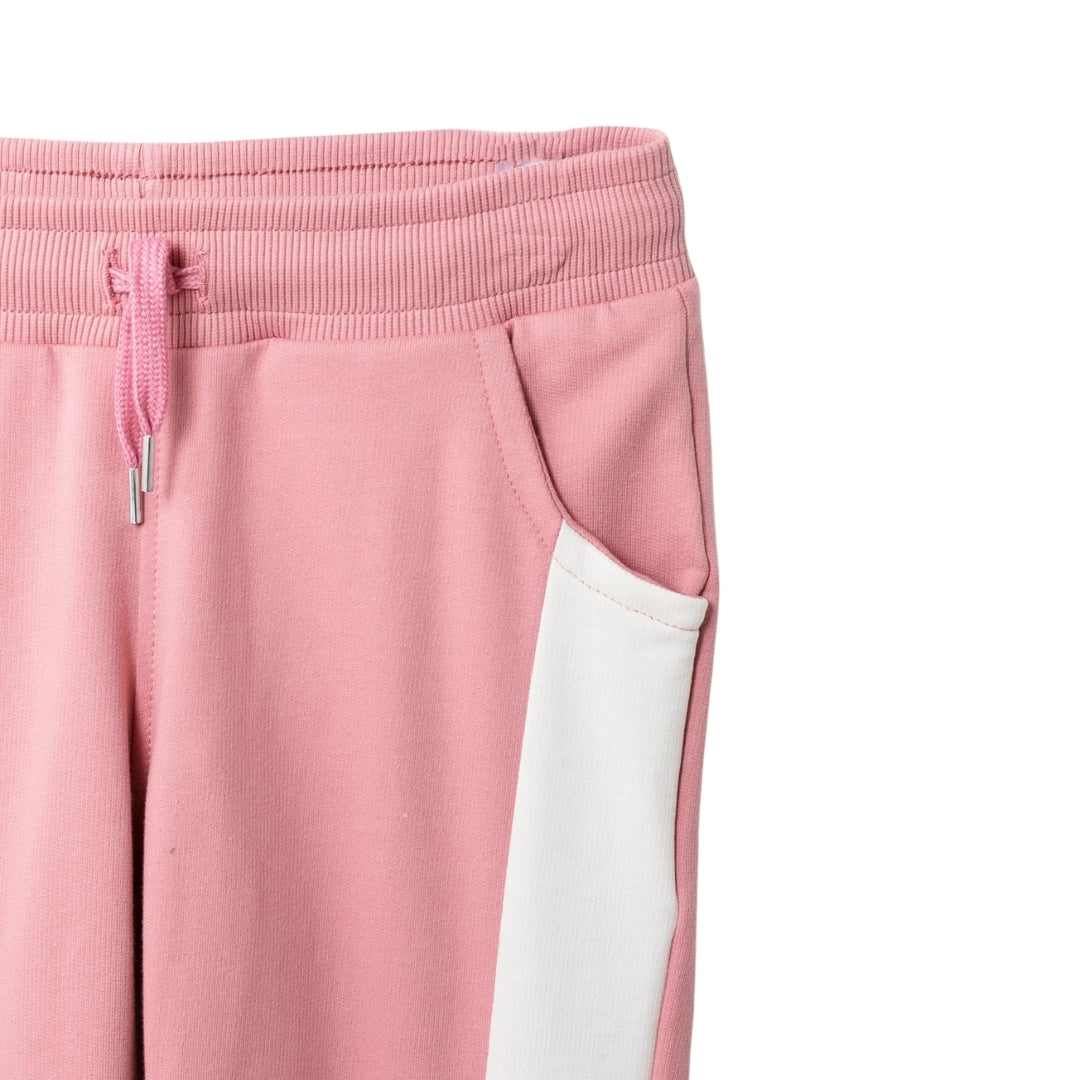 Nahaufnahme des rosa Joggers für Mädchen mit gerippten Bündchen und weichem Stoff.