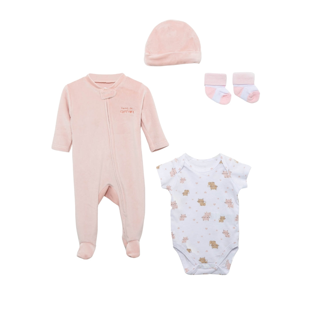 Rosa Baby Set für Neugeborene – Frontansicht mit Zip-up Strampler, Body mit Katzen-Motiv, Mütze und Socken.