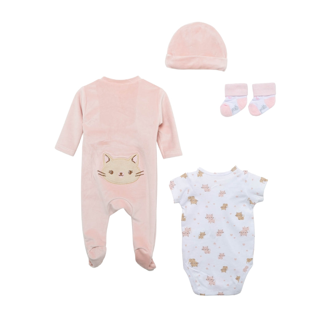 Rosa Baby Set für Neugeborene – Rückansicht des Zip-up Stramplers, Body mit Katzen-Motiv, Mütze und Socken.