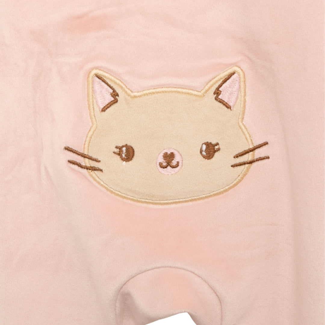 Detailansicht des Rückens des Zip-up Stramplers in Rosa mit Stickerei.