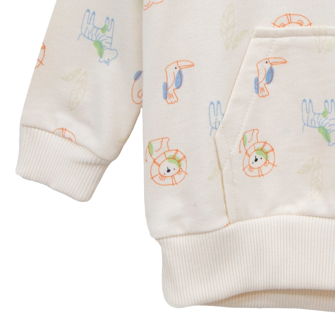 Nahaufnahme der praktischen Kängurutasche des Safari-Abenteuer Hoodies – ideal für kleine Schätze und Entdeckungen.