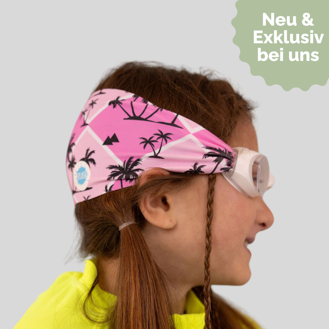 Kind mit der rosa „Malibu“ Schwimmbrille von Splash Place – tropisches Palmenmuster, weich und haarschonend