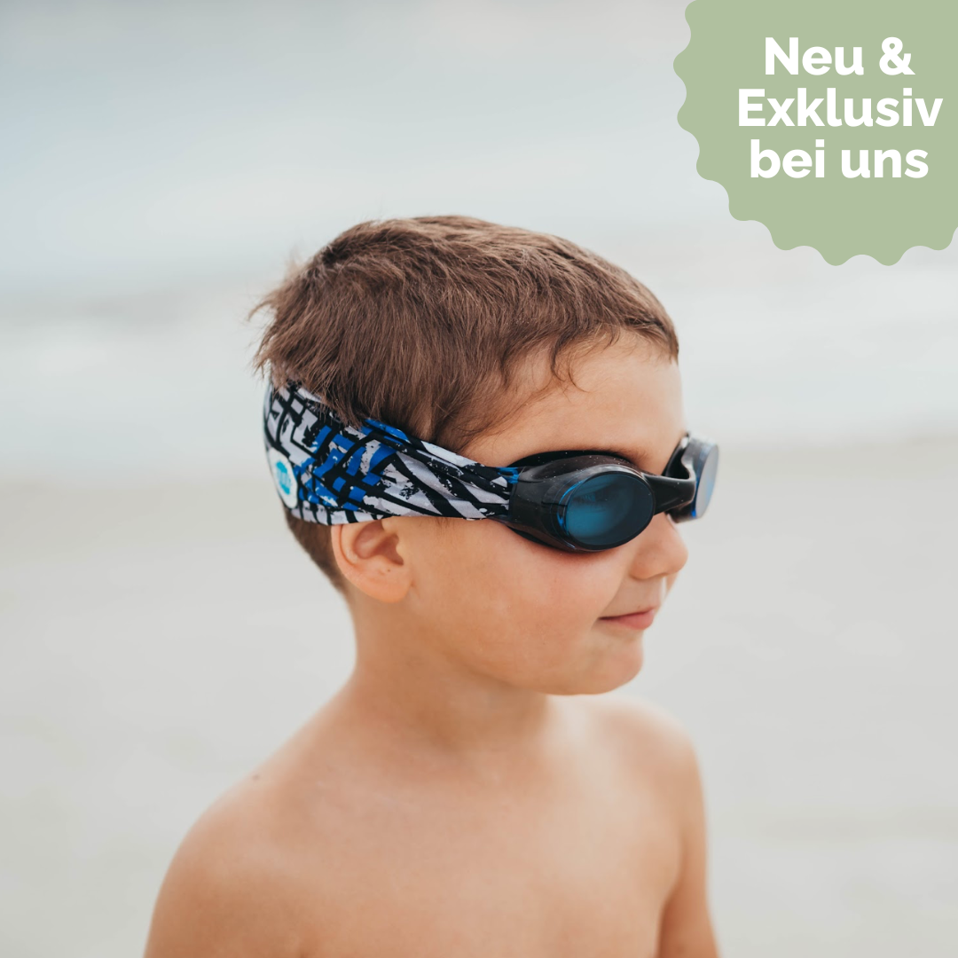 Kind mit der blau-grauen „The Maze“ Schwimmbrille von Splash Place – cooles Design, super Tragekomfort