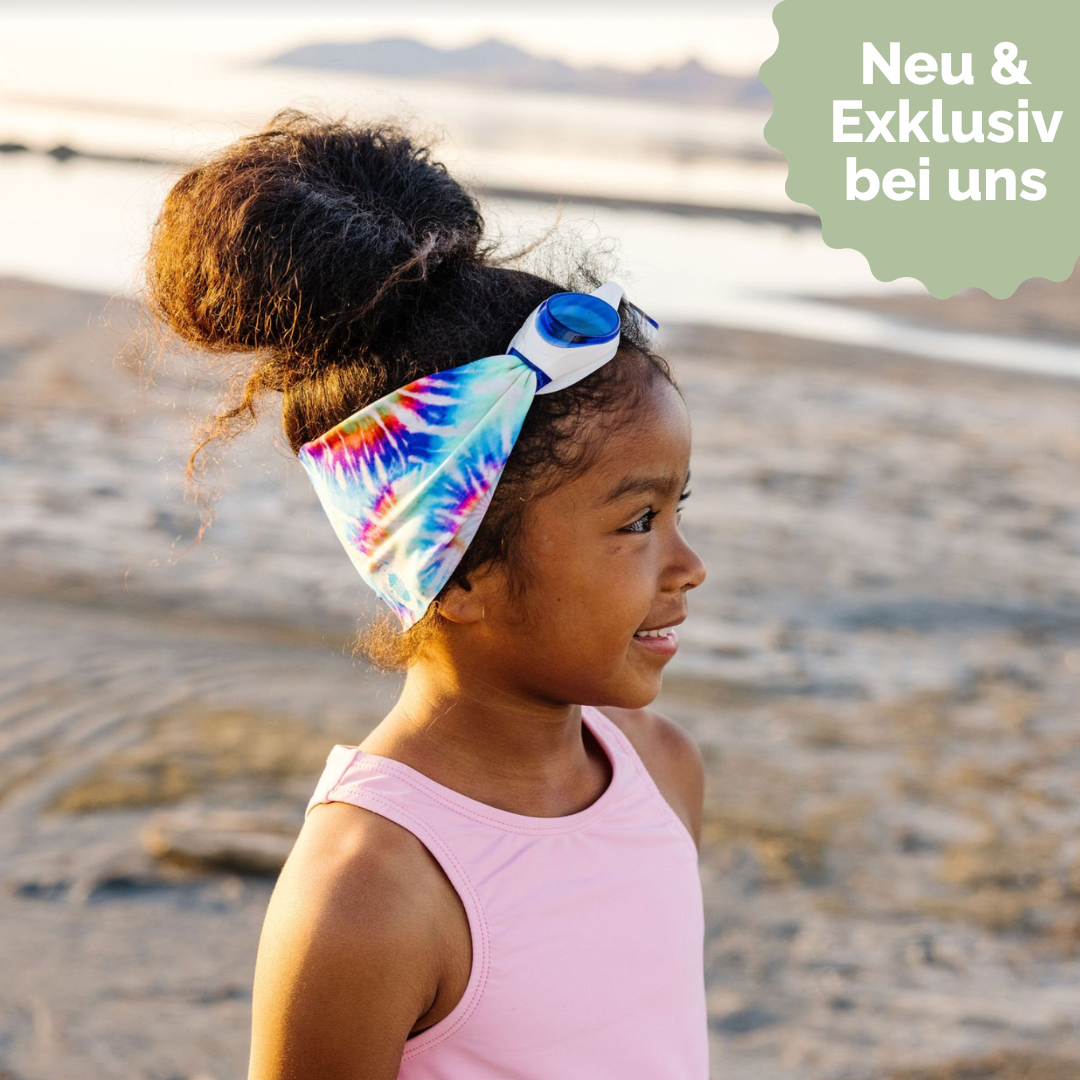 Kind trägt die bunte „Tie Dye“ Schwimmbrille von Splash Place – fröhlich, bequem und haarschonend