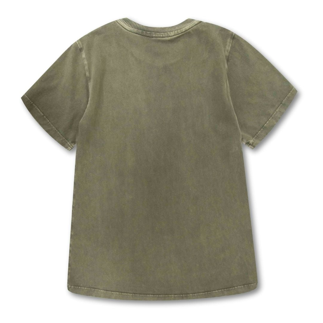 Rückseite des Baby-T-Shirts in Militärgrün mit lokal platziertem Print.