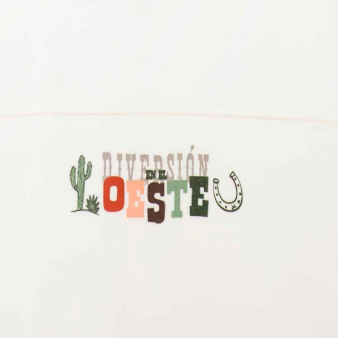 Vorderseite des T-Shirts mit Spruch „Diversión en el oeste“ für Jungen