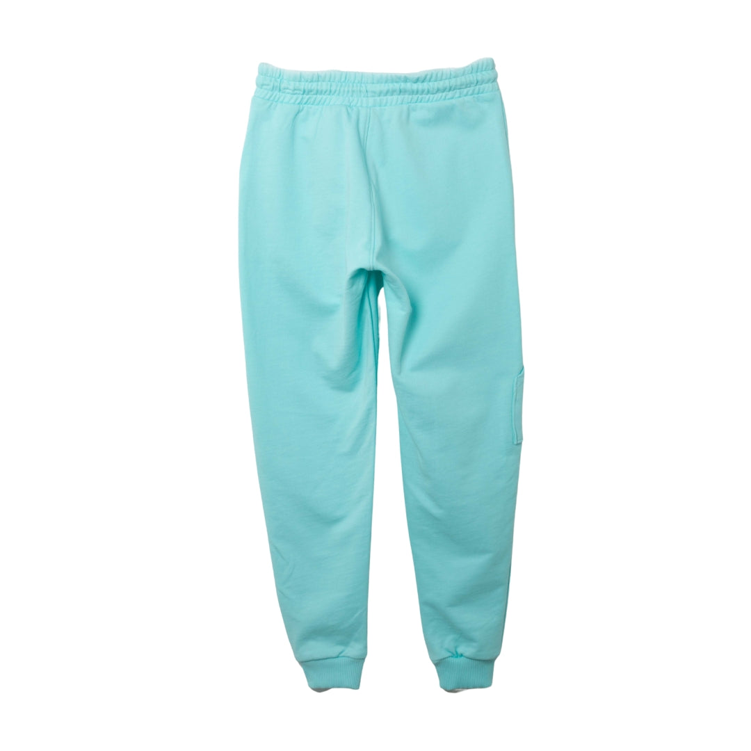 Rückansicht der türkisfarbenen Sport-Hose mit elastischem Bund und Aufnäher-Tasche.