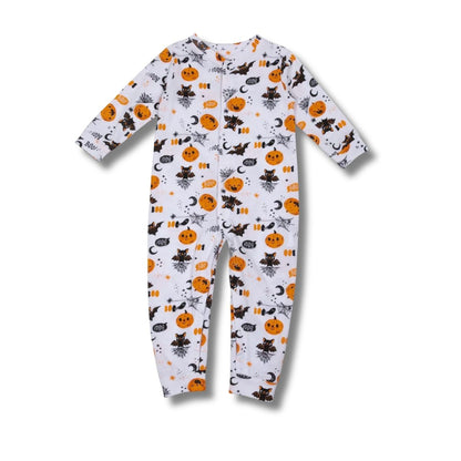 Vorderansicht des Unisex-Babypyjamas in Weiß mit animiertem Kürbismotiv, weiche und hautfreundliche Baumwolle