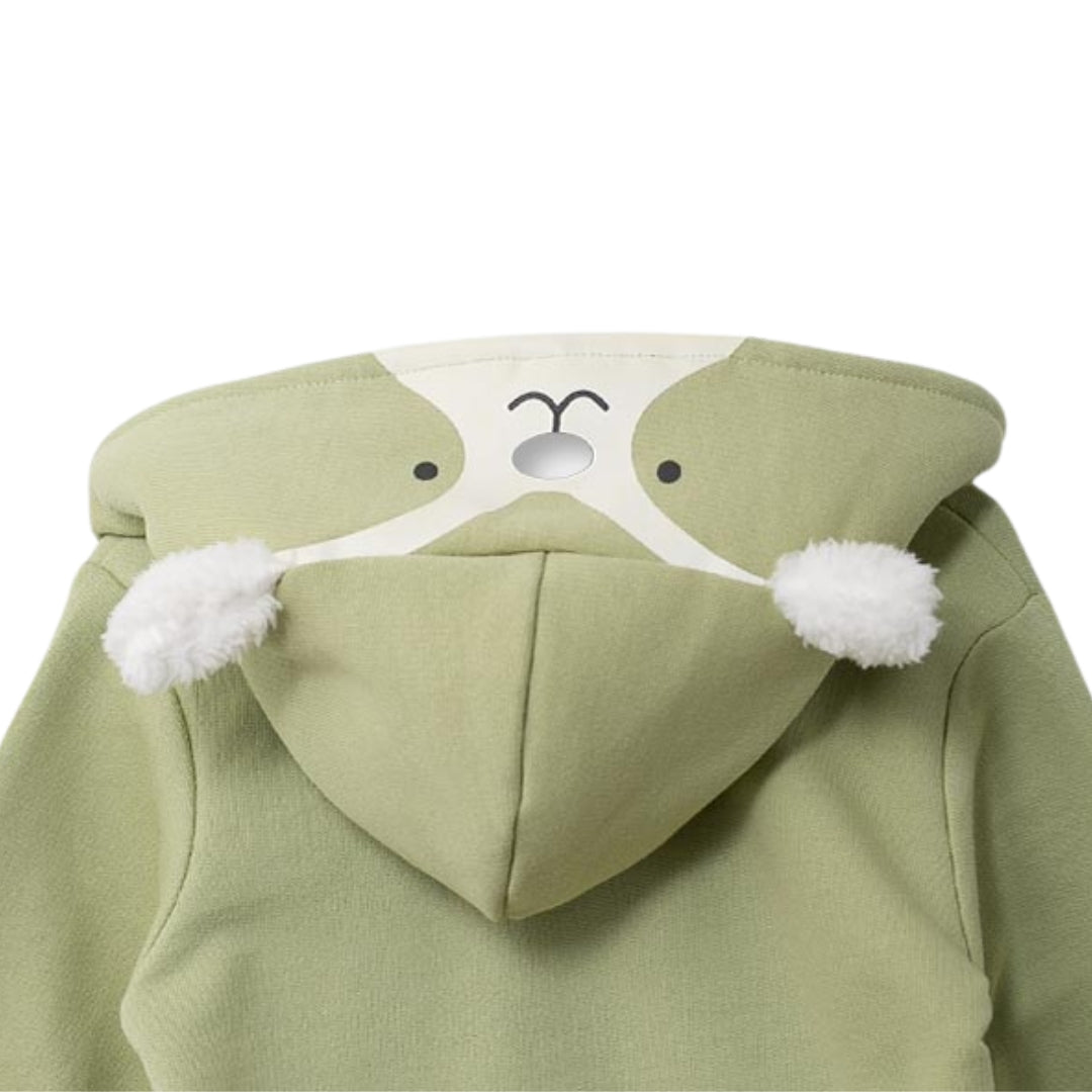 Nahaufnahme der Kapuze des Zip-Up Hoodies für Baby in Hellgrün, mit verspielten Ohren und einem niedlichen Tiergesicht.