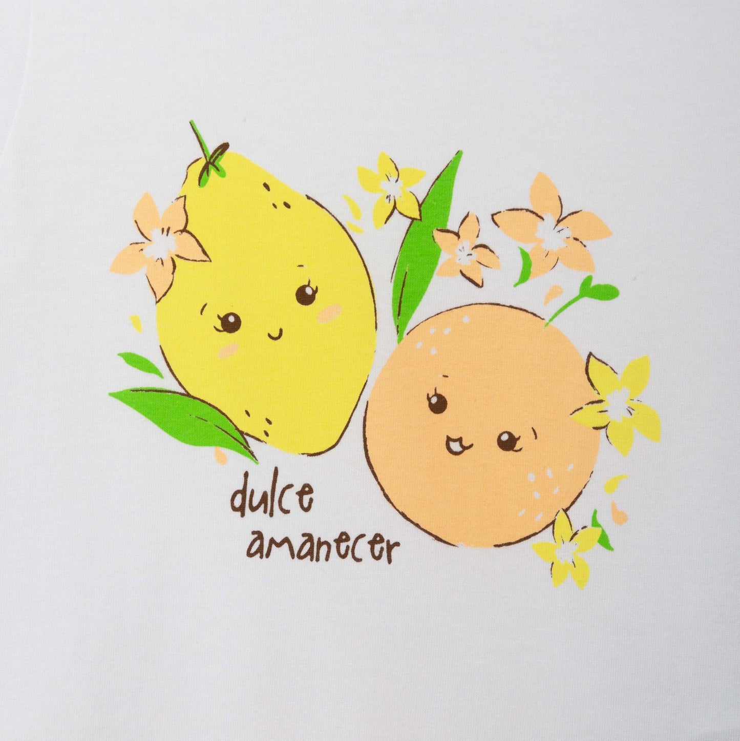 Nahaufnahme des Zitrusprints auf dem Langarmshirt mit „Dulce Amanecer“-Spruch