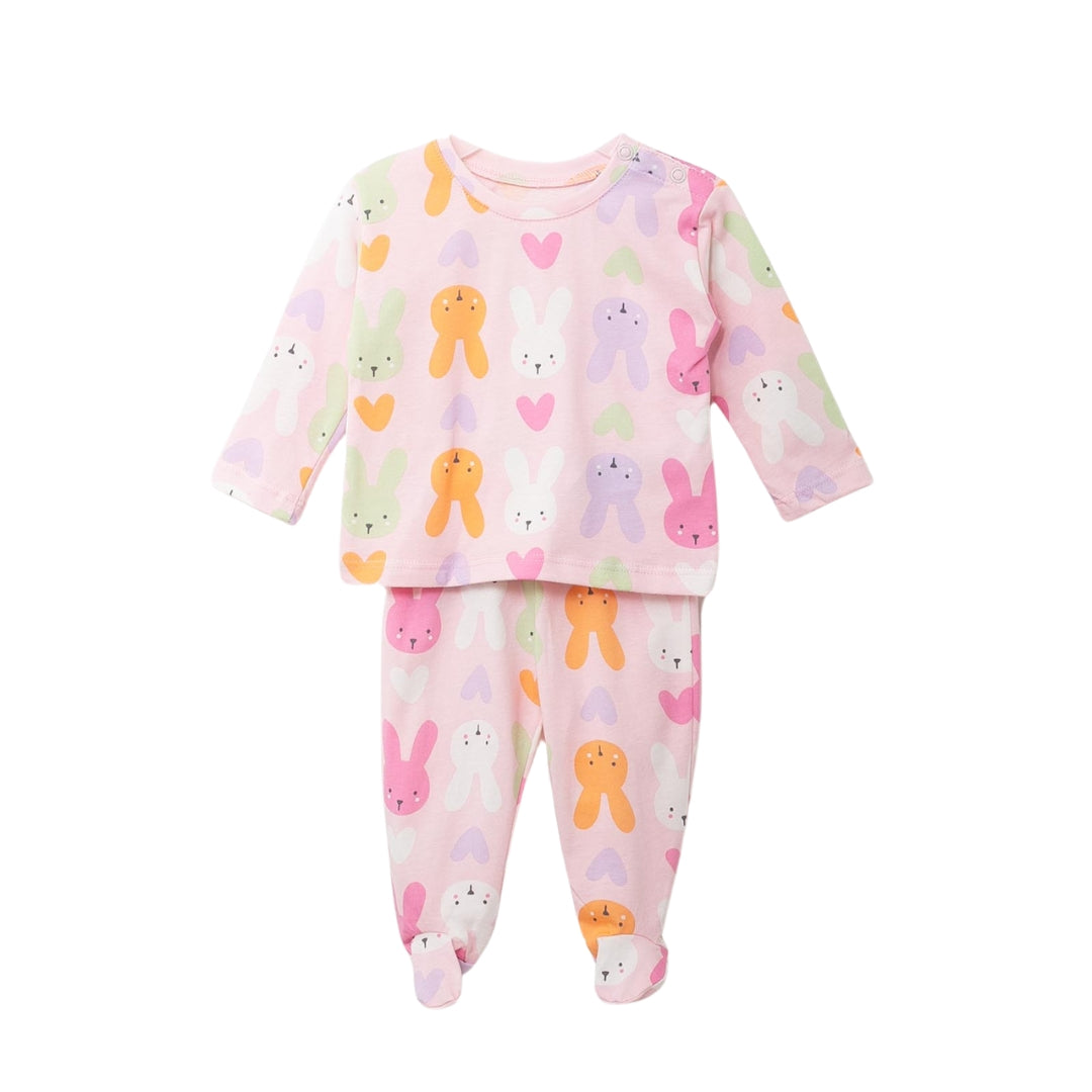 Zweiteiliger Baby-Schlafanzug mit pastellfarbenem Häschen- und Karotten-Muster, Füßchen für zusätzlichen Komfort.