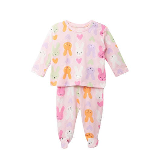 Zweiteiliger Baby-Schlafanzug mit pastellfarbenem Häschen- und Karotten-Muster, Füßchen für zusätzlichen Komfort.