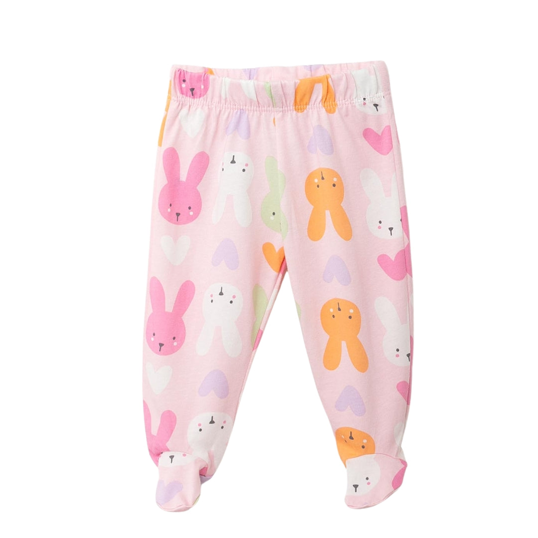 Detailansicht der Hose des Schlafanzugs mit Füßchen und Häschen-Muster für extra Gemütlichkeit.