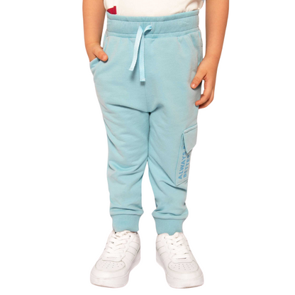 Hellblaue Spielhose aus Baumwolle mit elastischem Bündchen und praktischer Cargo-Tasche für kleine Entdecker.