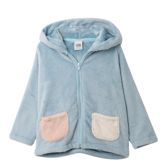 Frontansicht der hellblauen Plüschjacke mit verspielten Ohrenapplikationen und praktischen Taschen für ein niedliches, kuscheliges Outfit.