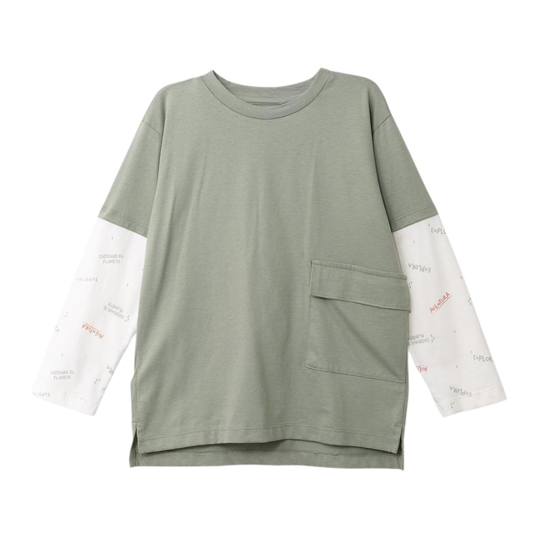 Zweifarbiges Langarmshirt für Jungen in Grün und Elfenbein mit Brusttasche und inspirierendem Print.