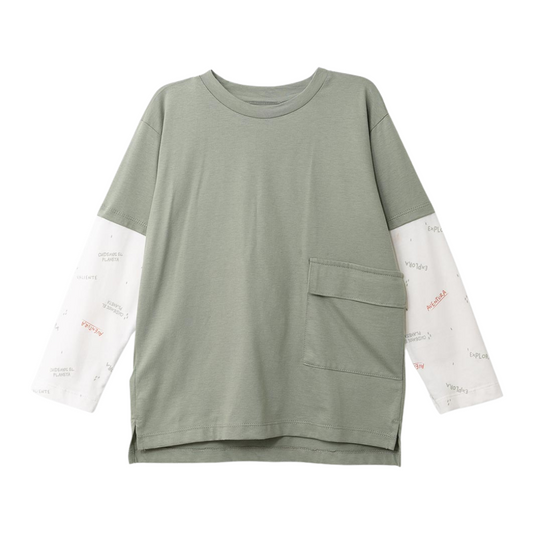 Zweifarbiges Langarmshirt für Jungen in Grün und Elfenbein mit Brusttasche und inspirierendem Print.