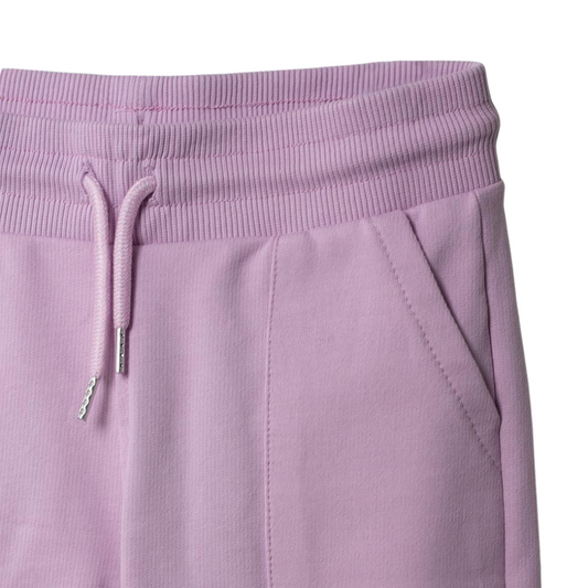 Detailaufnahme der praktischen Cargotaschen und des weichen Baumwollmaterials des Joggers.