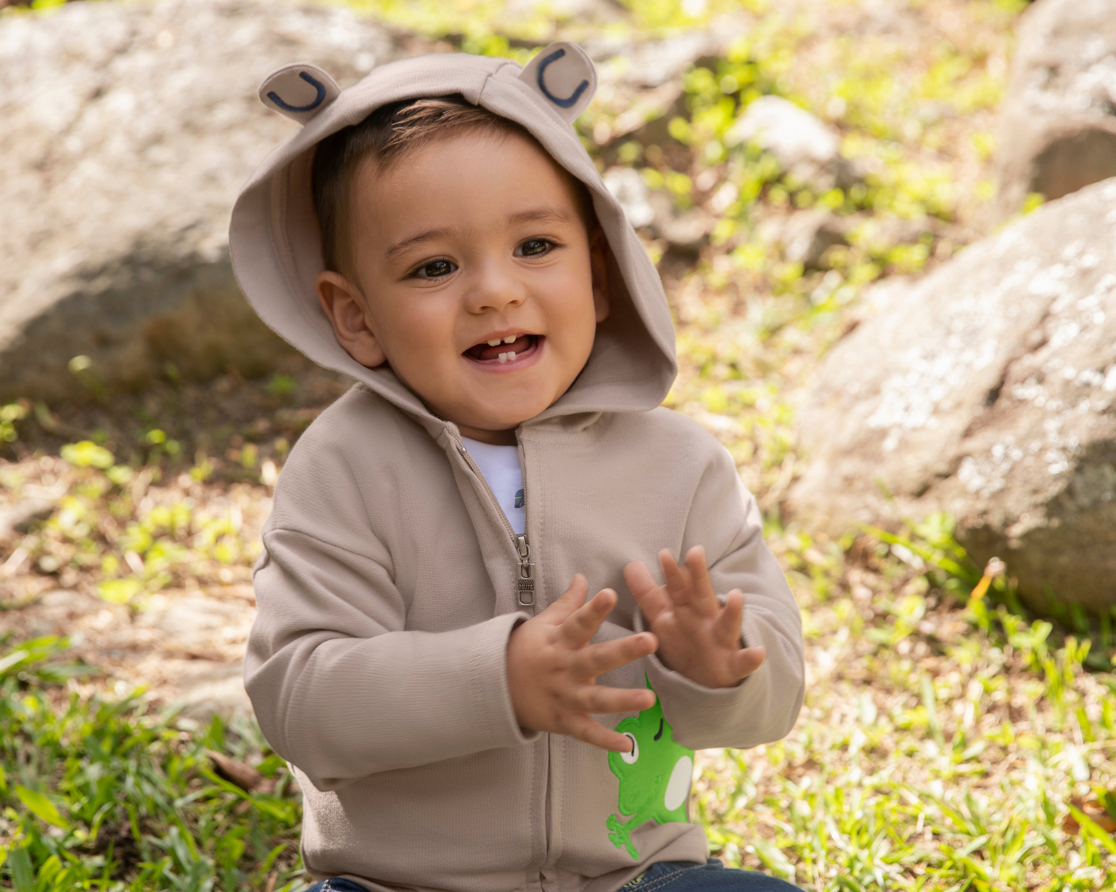 Glückliches Baby trägt Frosch Hoodies