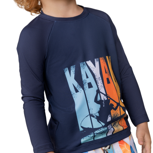 Badeshirt für Jungen mit Kayak-Print in Dunkelblau – langarm-badeshirt-junge-kayak-front